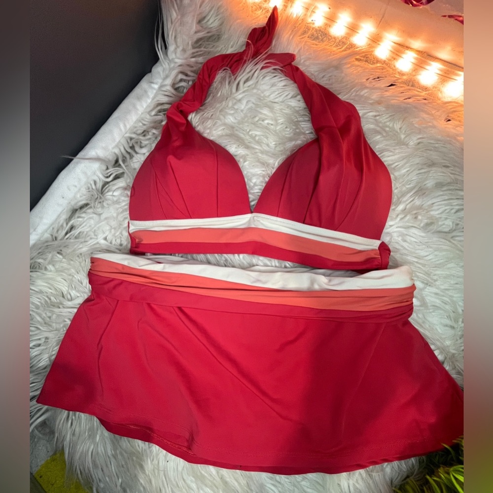 Let’s take a dip in the water wearing this coral two-piece set swimsuit ( ◠‿◠ )